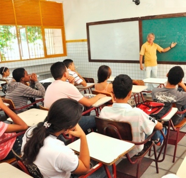 Maioria dos jovens fora da escola não concluiu estudos.